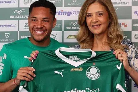 منافس الأهلي.. بالميراس يقدم لاعبه فيتور روكي 